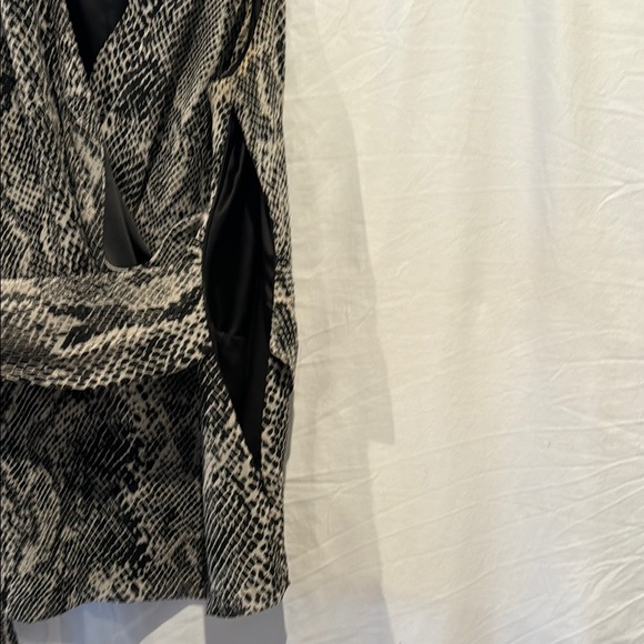 Express snake print Sleeveless Blouse / top / Shirt, Large - Picture 9 of 12